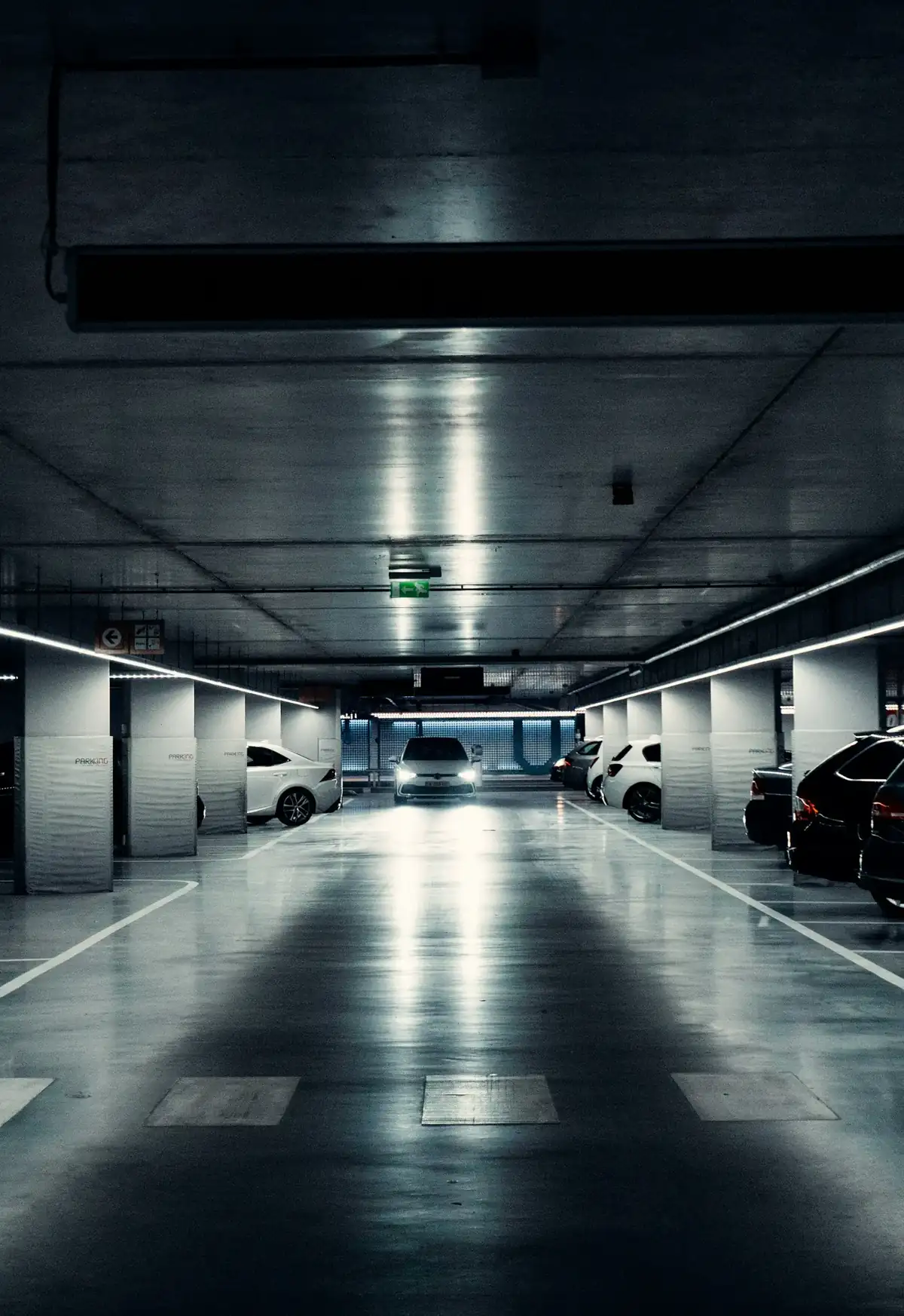 Moderne Parkgarage mit klaren Linien